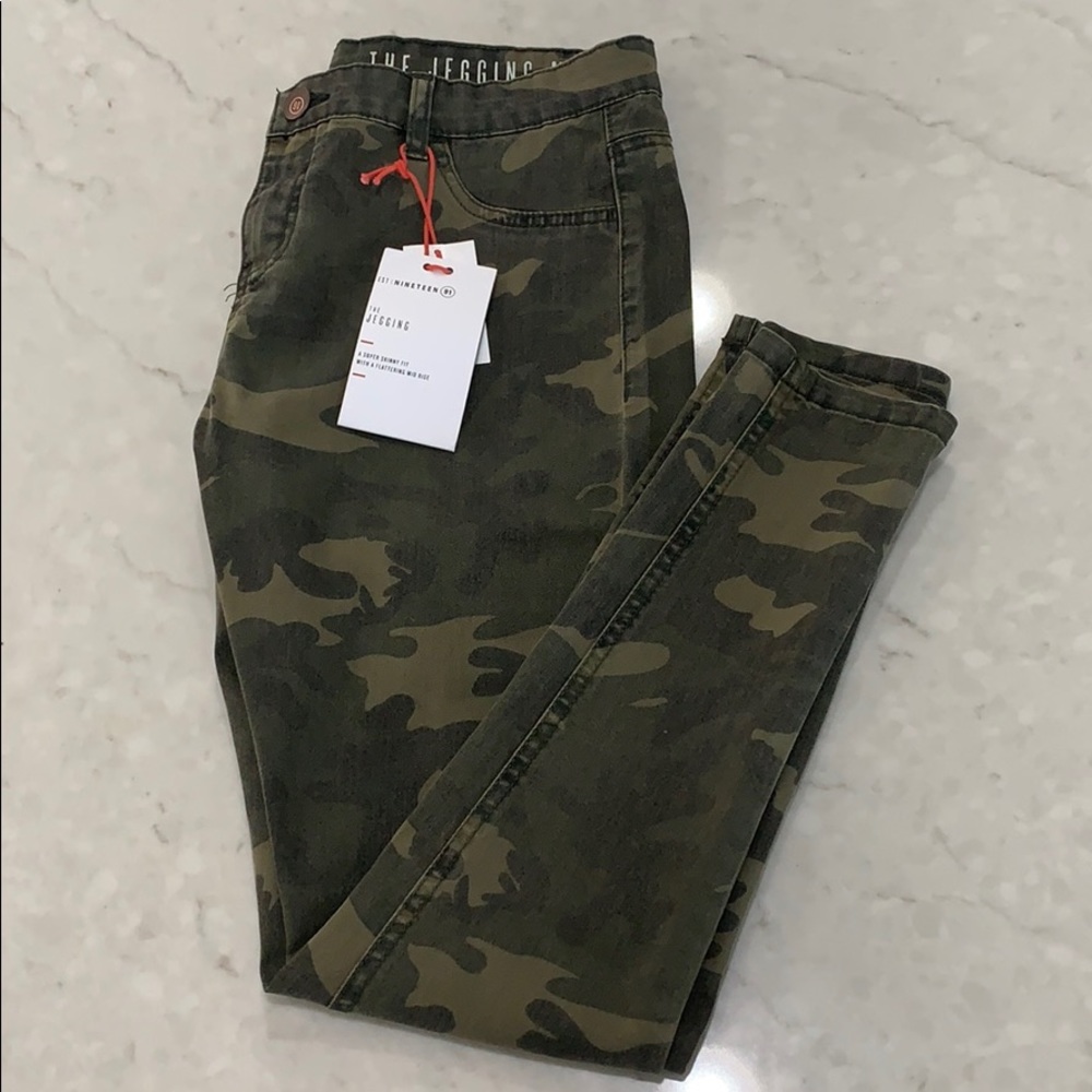 Skinny jegging camouflage pants